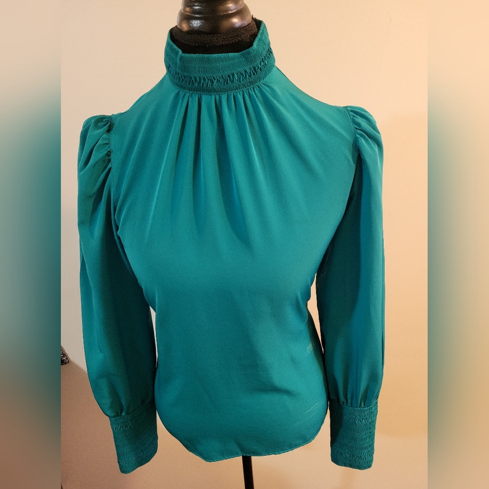Green Vintage Blouse With Gathered Neck And Wrist